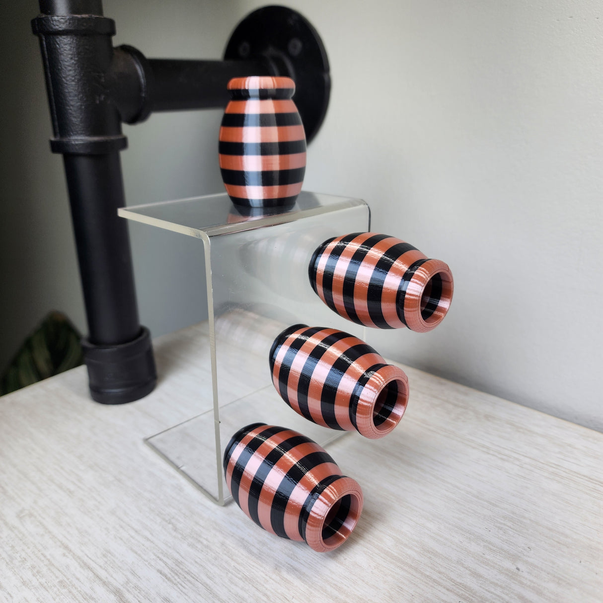 Bumble Hide Perch Pink & Black for Jumping Spiders