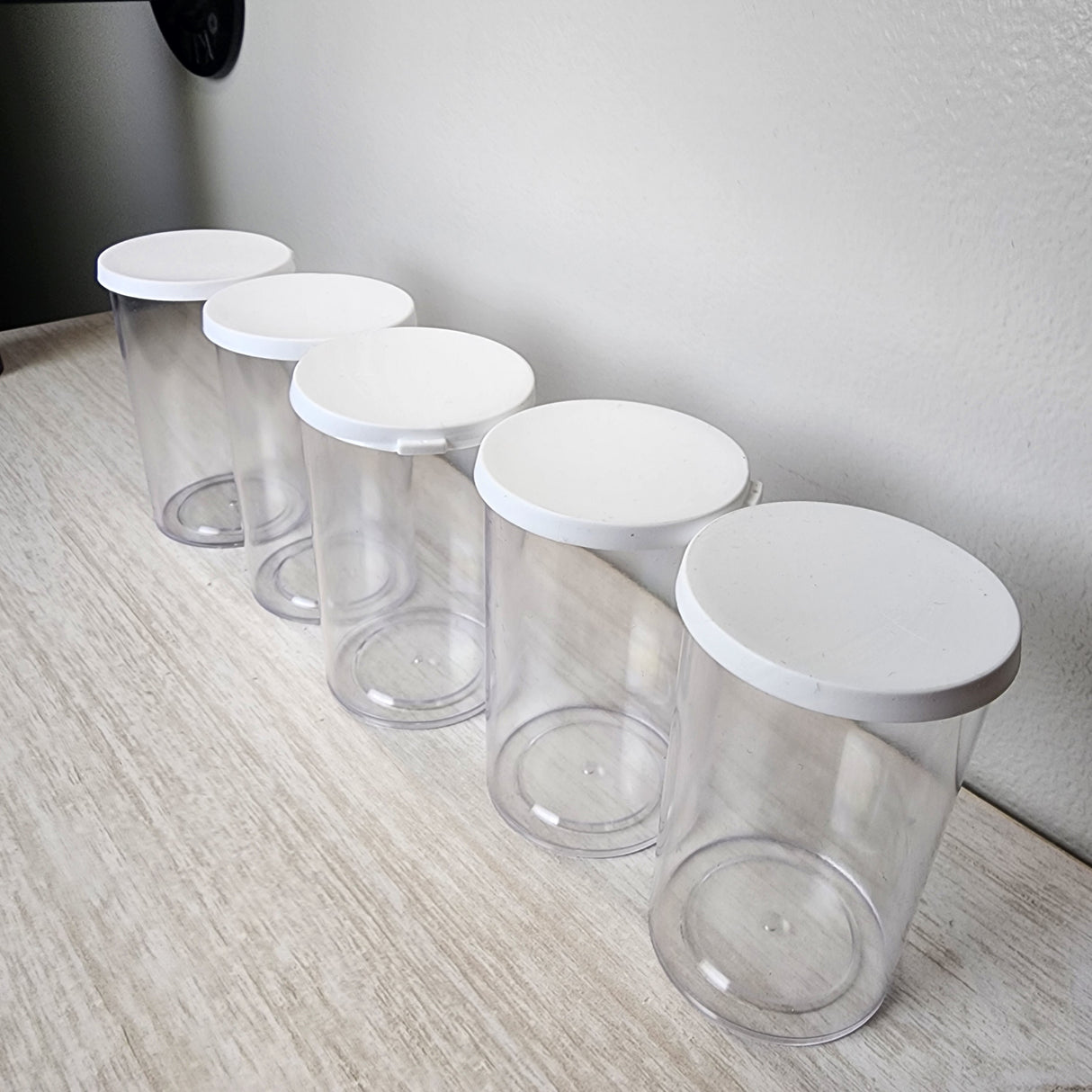 5 Pack of 40 Dram Vials with lid.