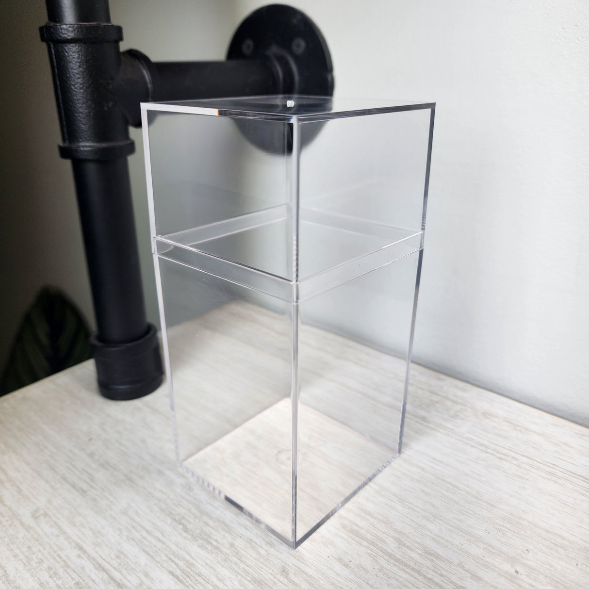 B-STOCK 3x3x6 container with small flaws.