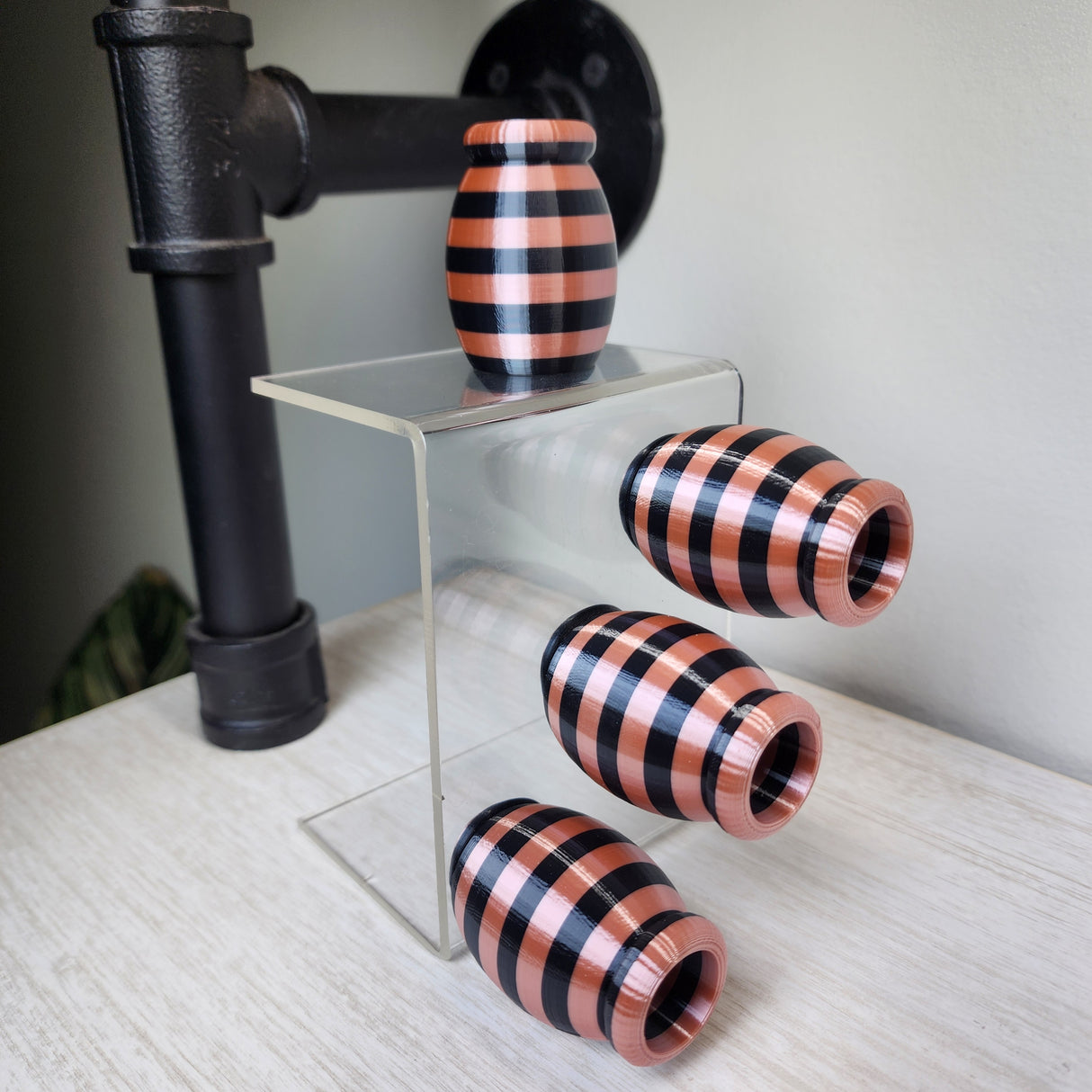 Bumble Hide Perch Pink & Black for Jumping Spiders